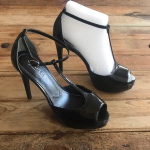 NWOT Charles David “Frame” T-Strap Stilettos